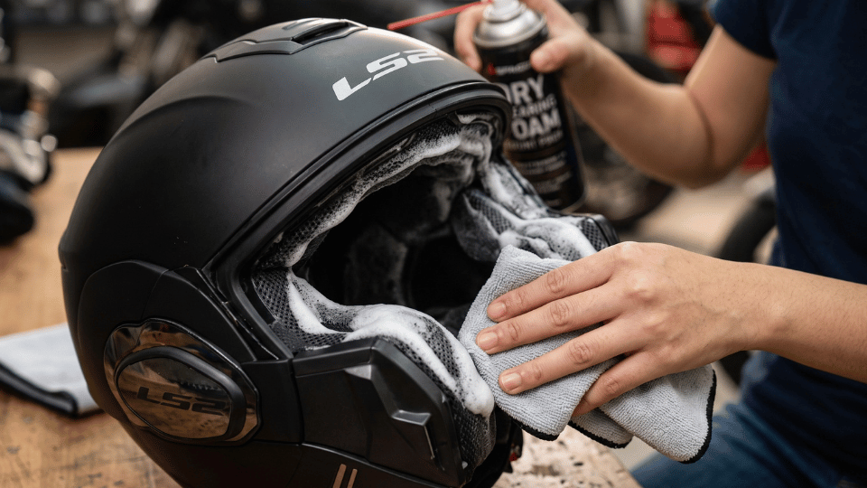 Bahan dan Alat untuk Cara Membuat Pembersih Helm Sendiri